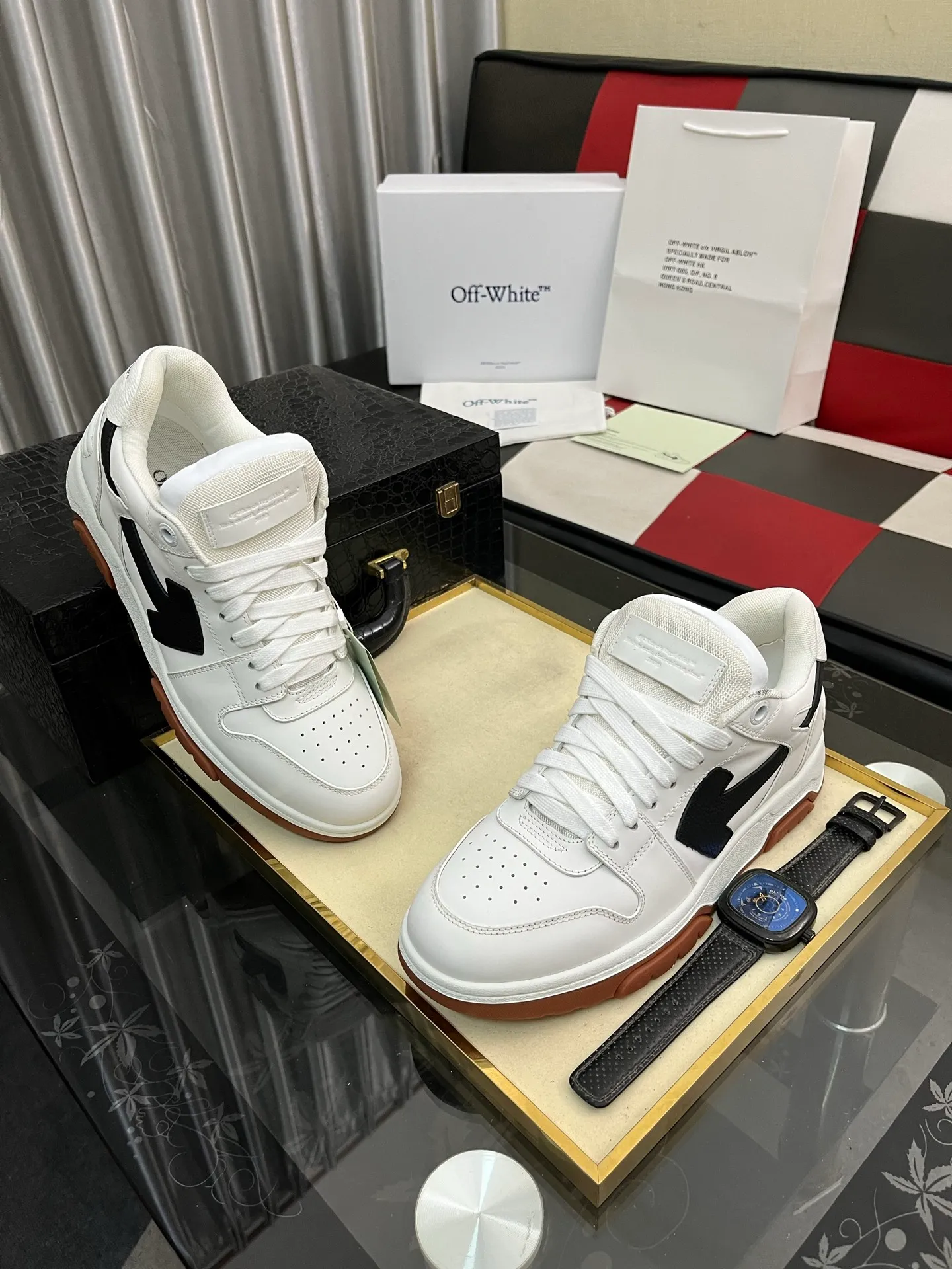 Men's shoes 💰600⌚️⌚️ OFF-White C/O VirGil Abloh fashionable and versatile casual shoes. Exclusive first release of the new model. Made of environmentally friendly cowhide leather and mesh fabric upper material. The insole is embedded with foam cushioning EVA material. The correct midsole is equipped with EVA lightweight cushioning. External tooth nail rubber outsole. The correct accessories can be customized simultaneously. Women's model: 35-40 Men's model: 39-45
